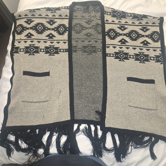 Southwestern Aztec Open Front Poncho with Pockets - Picture 8 of 10
